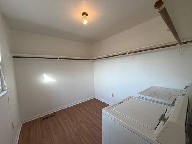 Building Photo - North Roanoke County Duplex!