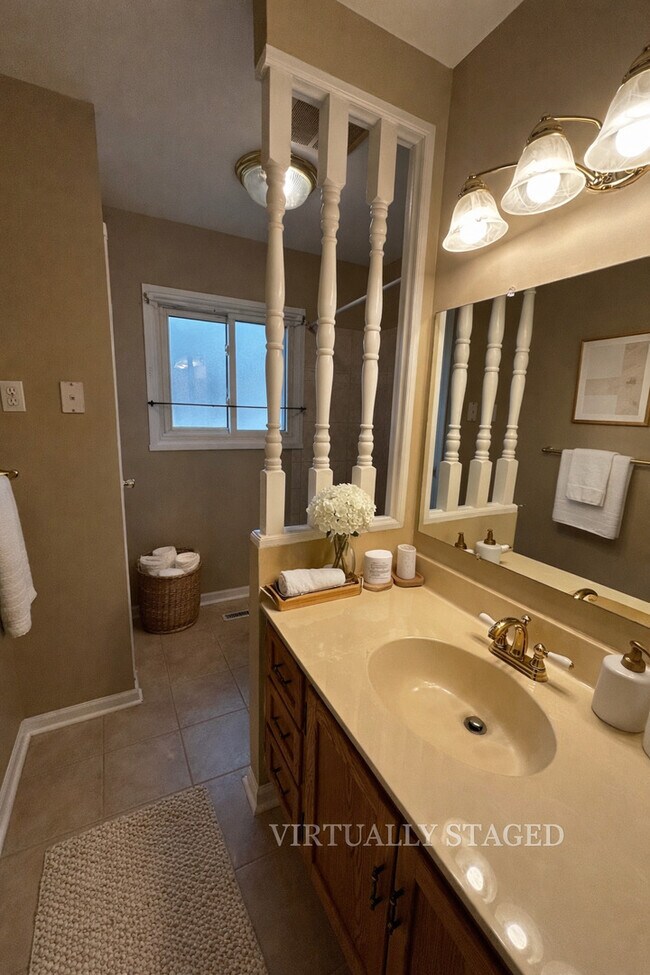 Building Photo - 5508 S Stough St