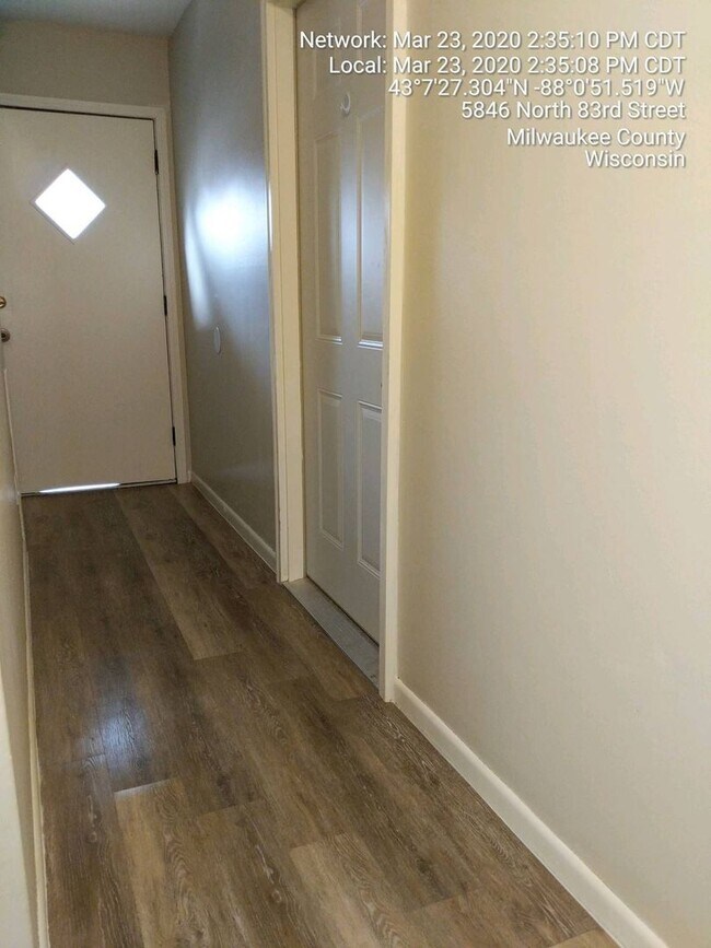 Building Photo - Gorgeous 3 Bed Upper Available with shared Garage & Hardwood floors, Appliances incl.