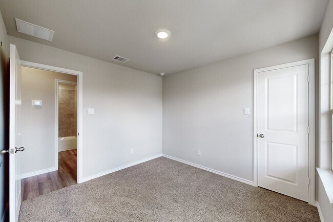Building Photo - 3 Bedrom 2 bath with a 2 car garage in Sou...