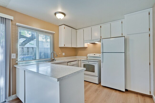 Building Photo - Remodeled 2 Bed 1 Bath Condo!