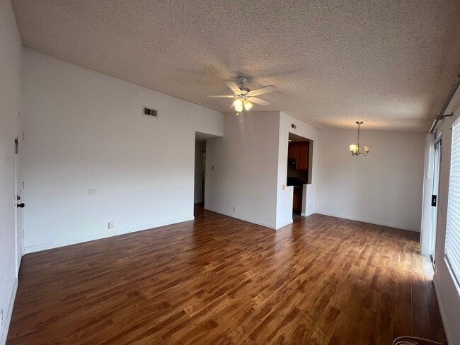 Building Photo - 2 Bedroom Condo in UTC!