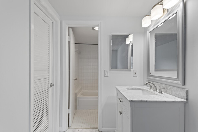 Building Photo - 495 SE 8th St