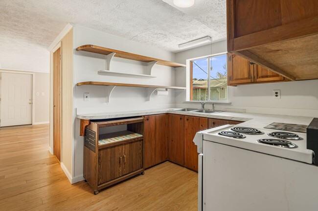 Building Photo - Rare 1-Bedroom in Fairview with Bonus Room...