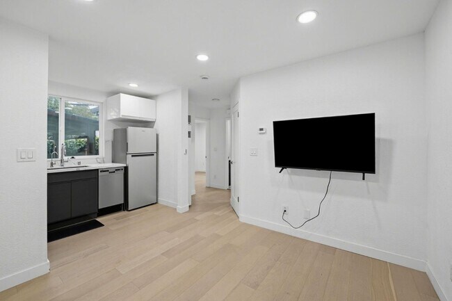 Building Photo - 1397 Vine St