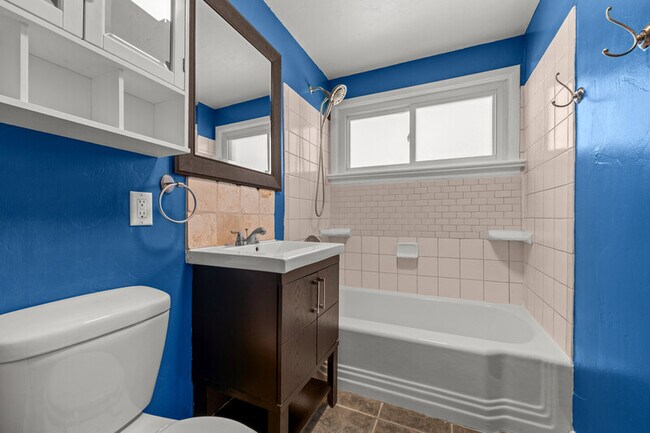 Building Photo - 2140 Robin Dr