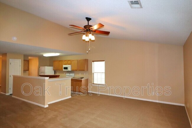 Building Photo - 538 Holiday Dr