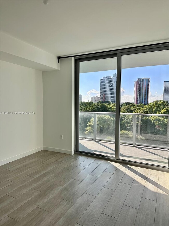 Building Photo - 1600 SW 1st Ave