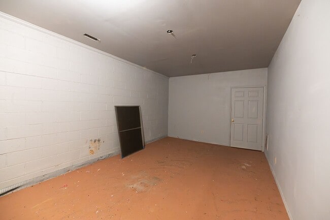 Building Photo - Spacious 3100 sq ft 3 bedroom 2.5 bath home on over 1.5 acres in Oak Ridge NC w/2 car garage