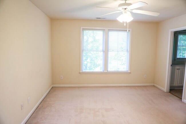 Building Photo - Spacious Melbourne Park Townhome