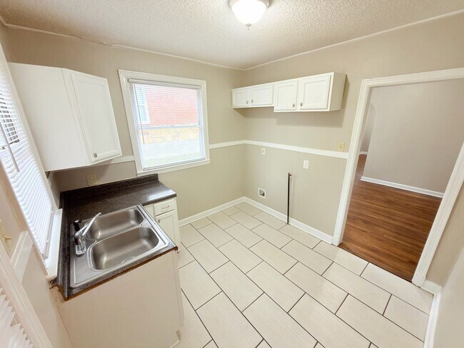 Building Photo - Charming Memphis Home with Spacious Yard – Move-In Special!