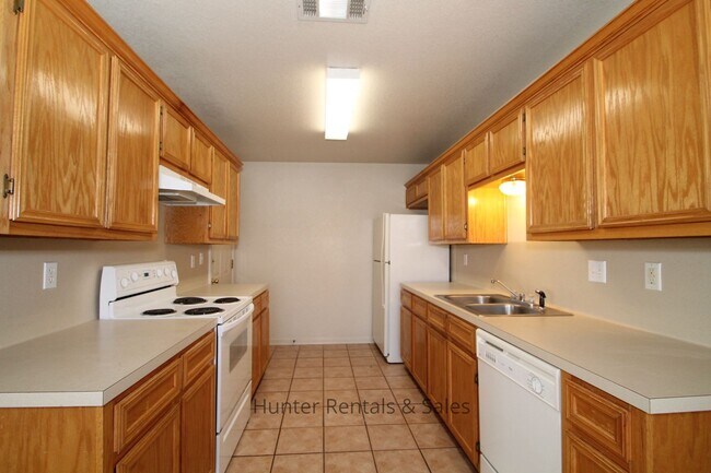 Building Photo - Location Location!!