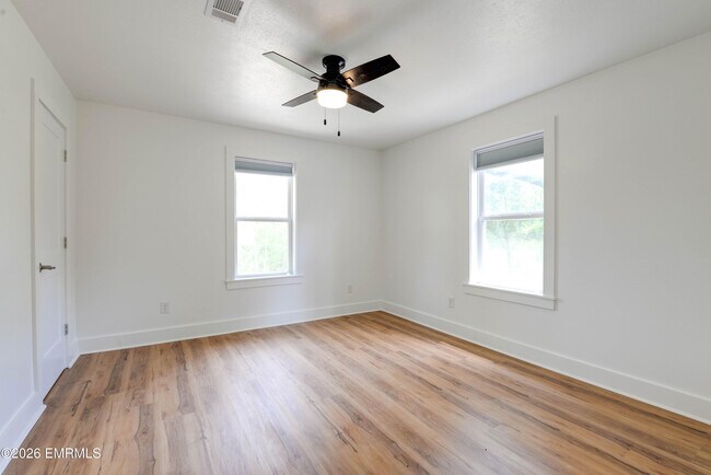 Building Photo - 554 Edwards Rd