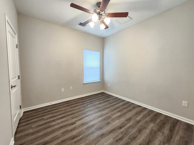 Building Photo - 4/2/2 Townhome