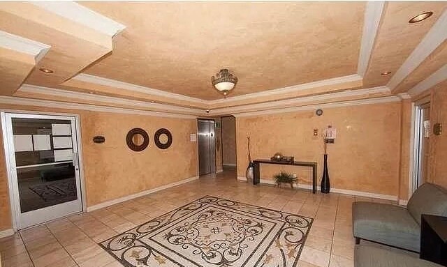 Building Photo - 1154 S Barrington Ave