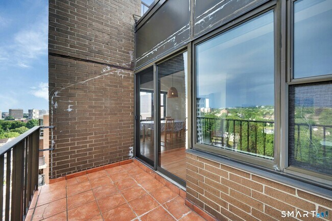 Building Photo - 44 Strawberry Hill Ave