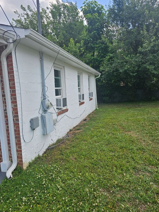 Building Photo - Newly Remodeled Cottage near downtown, walk to Kardinal Hall, Sticks & Health Food Store!