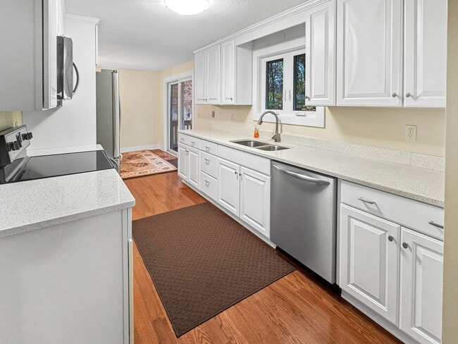 Building Photo - 15858 Lake Ave