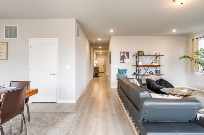 Building Photo - New Executive Furnished -Three bedroom, two bathroom new build home in Longmont fully furnished F...