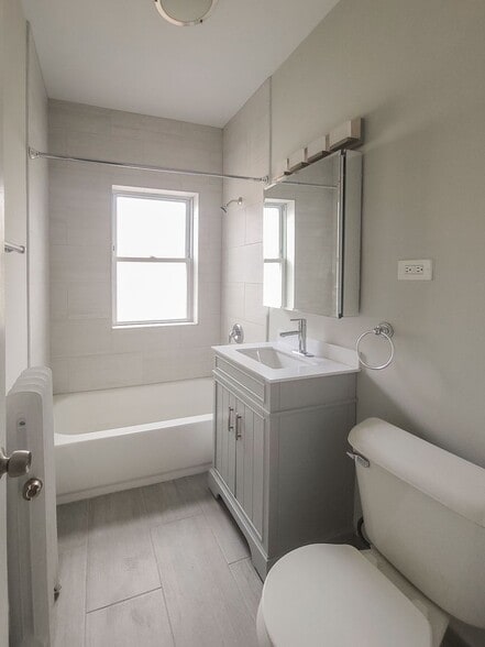 Building Photo - 5137 N Wolcott Ave