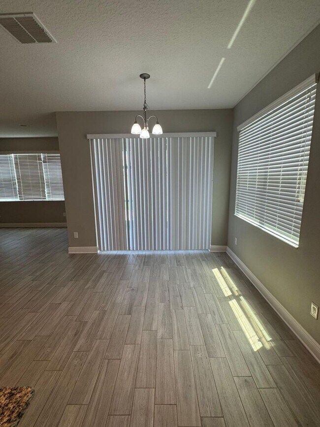 Building Photo - Spacious 5-Bedroom Riverview Home