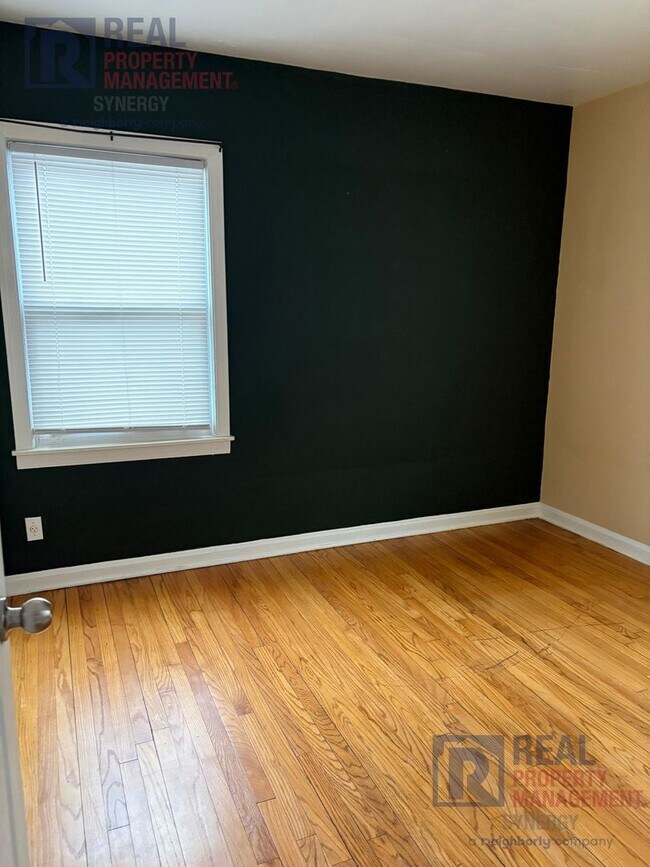 Building Photo - Charming Two Bedroom House