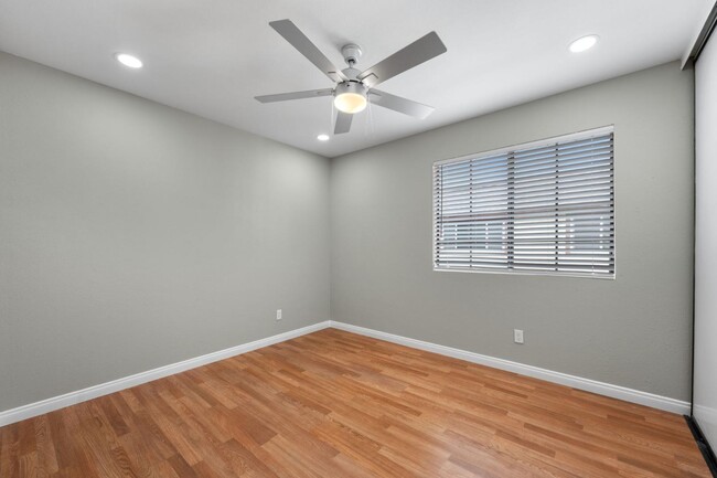 Building Photo - 850 Tamayo Dr
