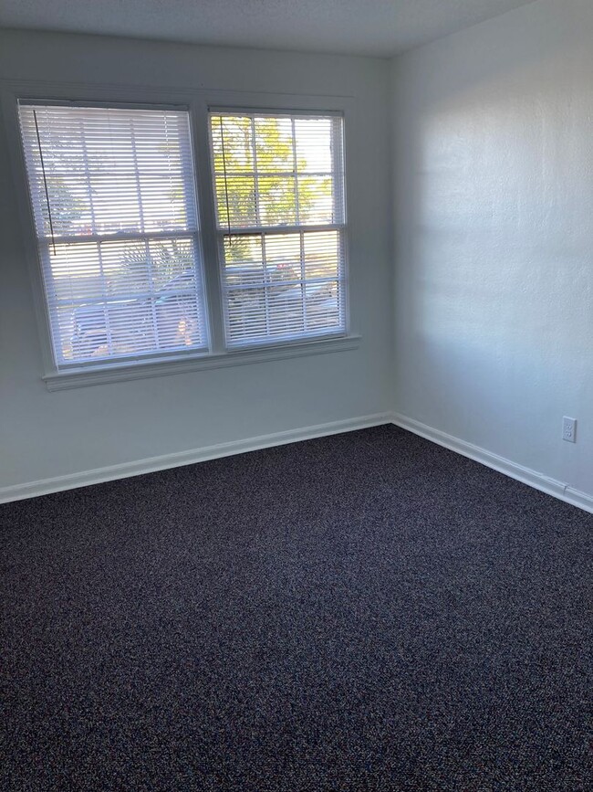 Building Photo - *RENOVATED* 3-Bedroom 1-Bath $1,850/ mo. -...