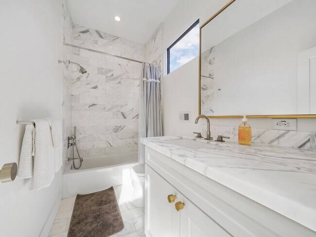 Building Photo - 2240 Wroxton Rd