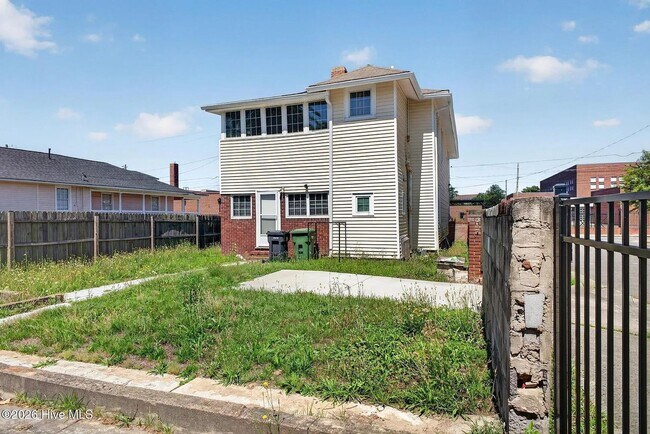 Building Photo - Ideal for Medical Professionals & Students – Spacious 5BR Near Downtown