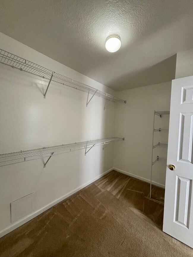 Building Photo - 2026 Lake Forest Dr