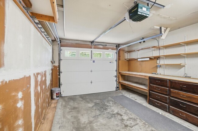 Building Photo - Three Bedroom Home with Great Outdoor Entertainment Space!