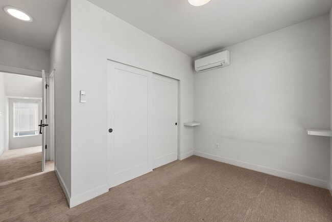Building Photo - Luxury 2 Bed | 2 Bath Ballard Townhome with Private Rooftop Deck