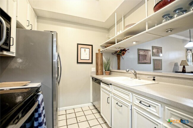 Building Photo - 641 W 31st 1/2 St