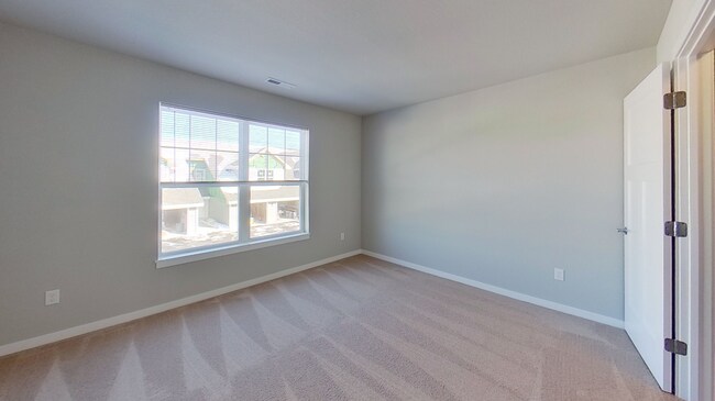 Building Photo - Like New Condo Style Upper 2 Bedroom 1 Bathroom Apartment is Available
