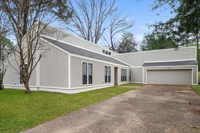 Building Photo - 1350 Brookside Dr