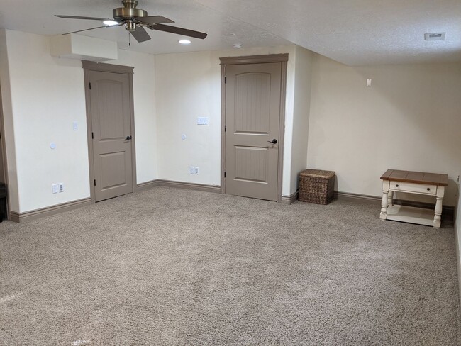 Building Photo - Large and Peaceful Basement Apartment in M...