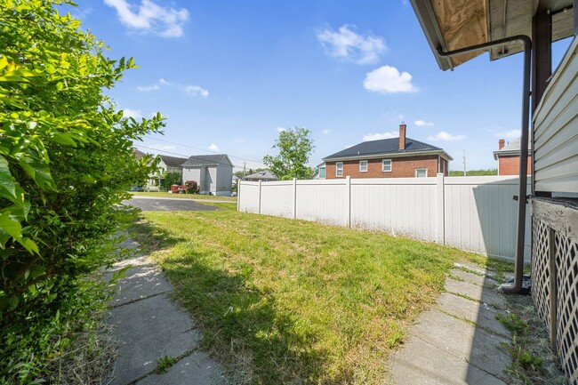 Building Photo - Stunning 3 Bedroom home in Greensburg Avai...