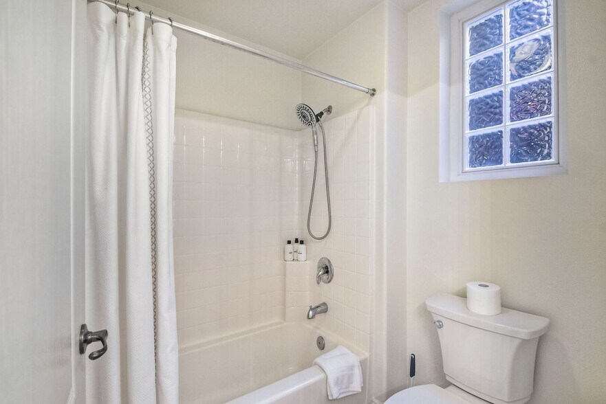 Building Photo - 4025 Canario St