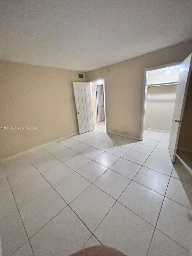 Building Photo - 430 Commodore Dr