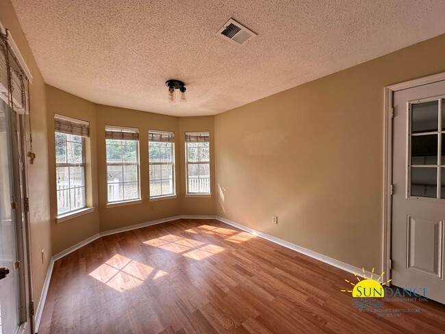Building Photo - Beautiful 3 Bedroom Home in Mary Esther!