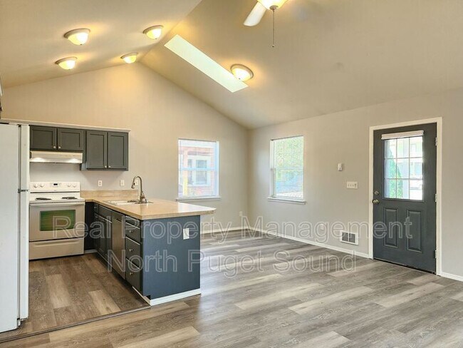 Building Photo - 112 N Gifford Ave