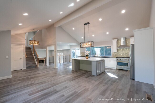 Building Photo - Spacious custom 4 bedroom home with pool and 2 car garage!