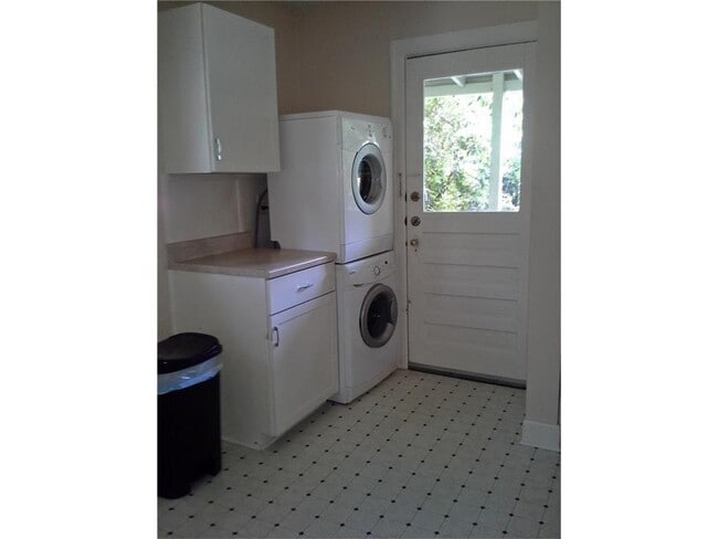 Building Photo - 1000 E 44th St