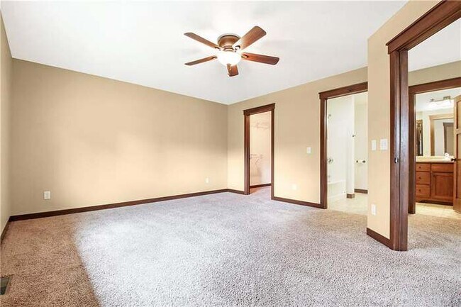 Building Photo - 2425 Lake Ct