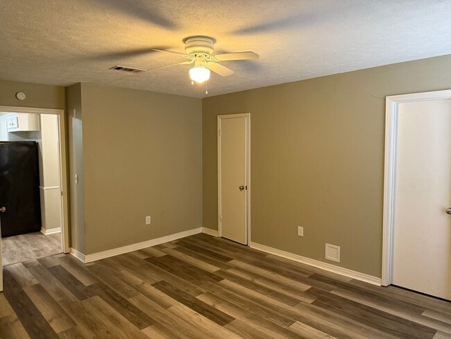 Building Photo - 3 bedroom/2 bath house in 047 Brandon!