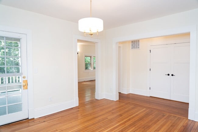 Building Photo - Large 4 Bedroom Home On Oakhurst Circle