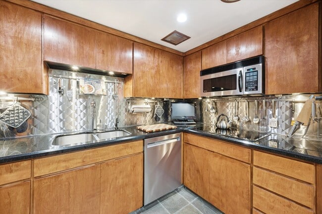 Building Photo - 2701 Westheimer Rd