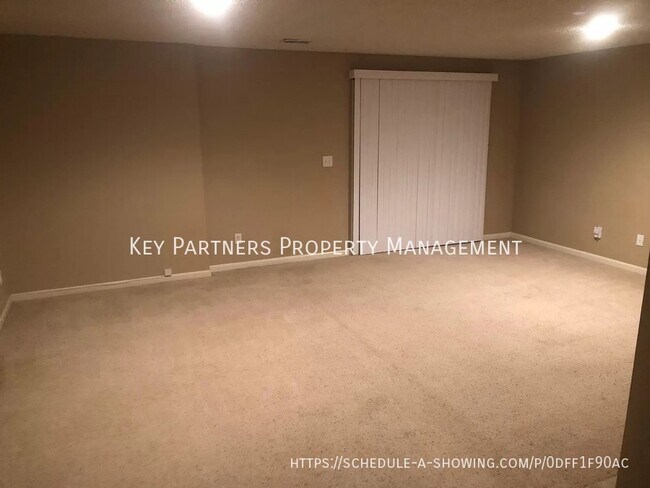 Building Photo - 9232 Boehm - Spacious Townhome!