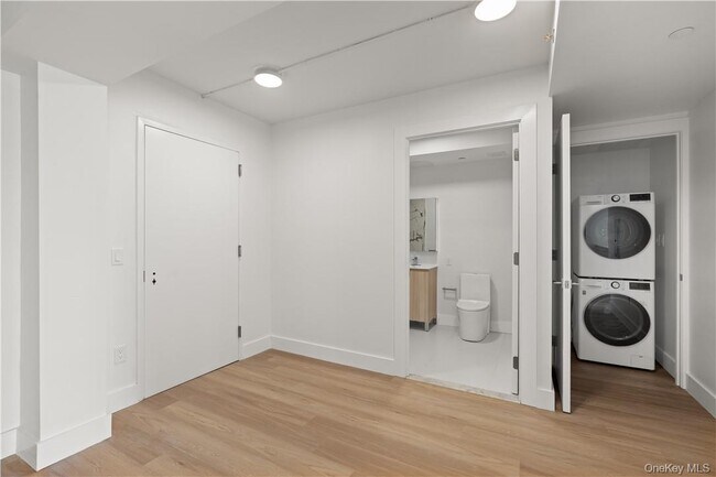 Building Photo - Ten Lyon Pl